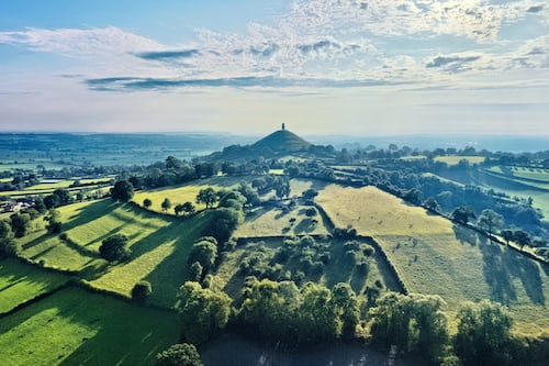 Glastonbury tor - drone picture on Unsplash